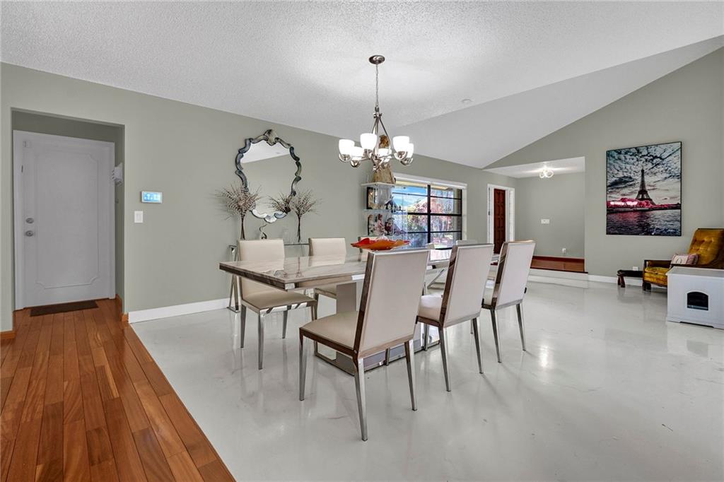 Oak Wood 80-39 B - Residential