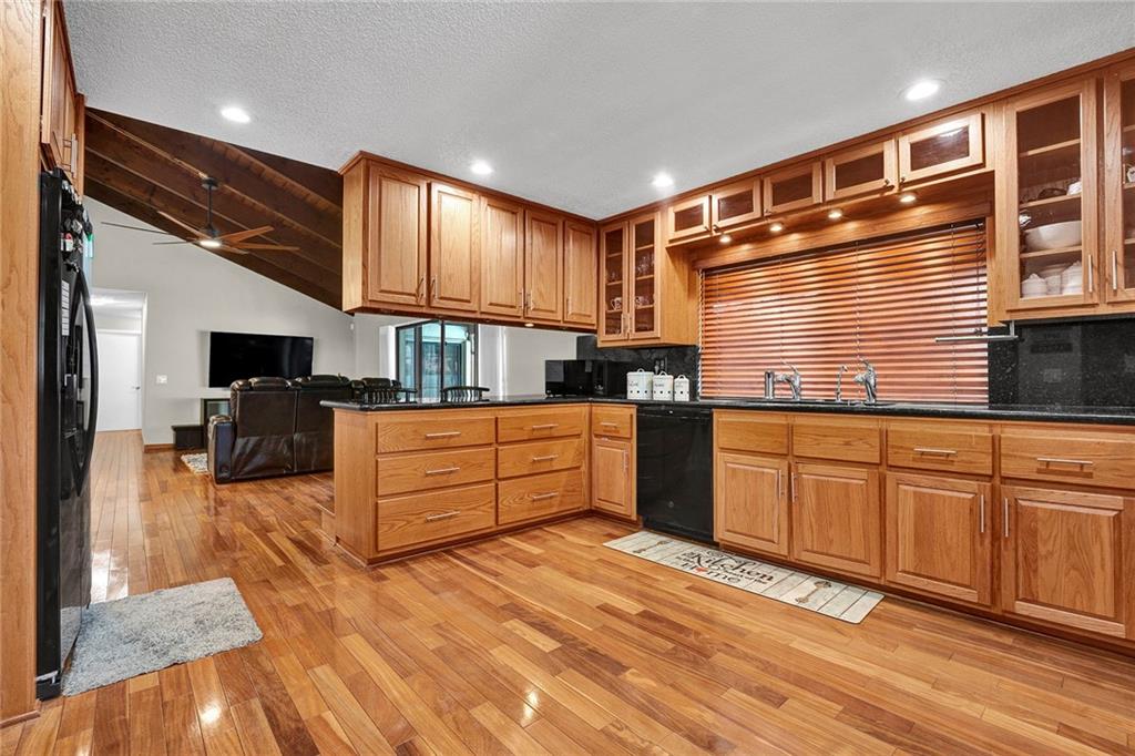 Oak Wood 80-39 B - Residential