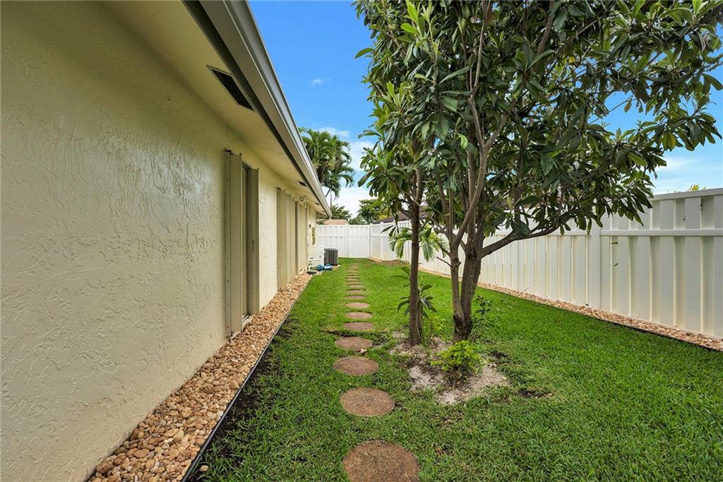 Oak Wood 80-39 B - Residential