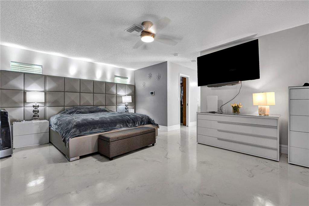 Oak Wood 80-39 B - Residential