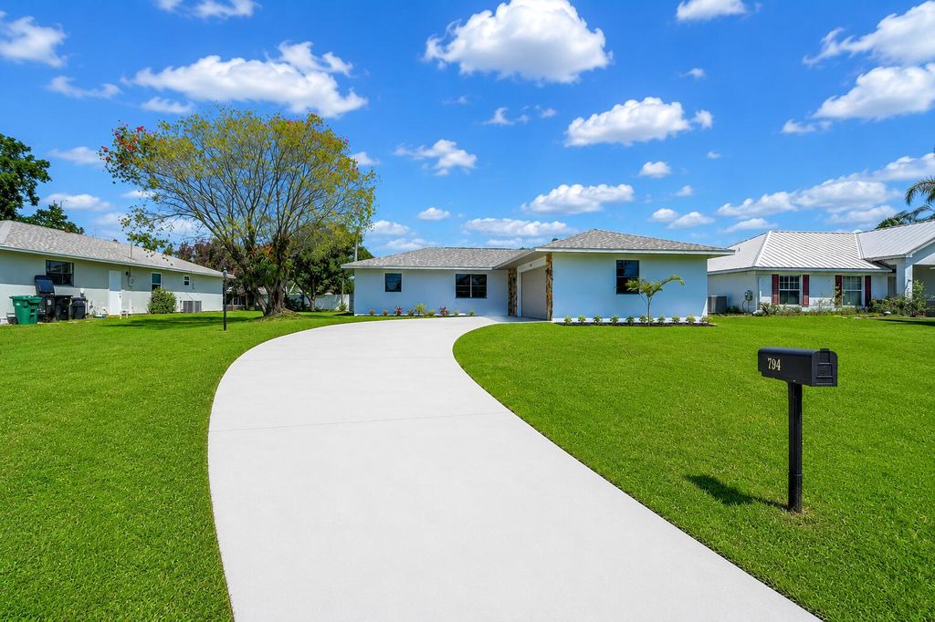 Photo of 794 SE Albatross Avenue, Port Saint Lucie, FL 34983 (MLS # B26033227)