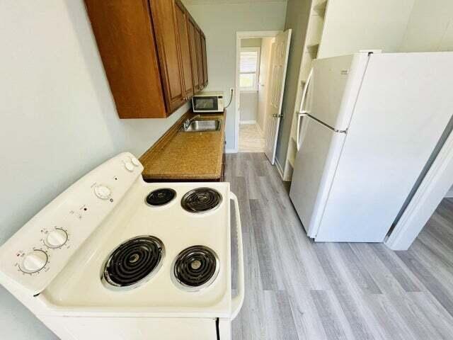 FLAMINGO PARK - Residential Lease