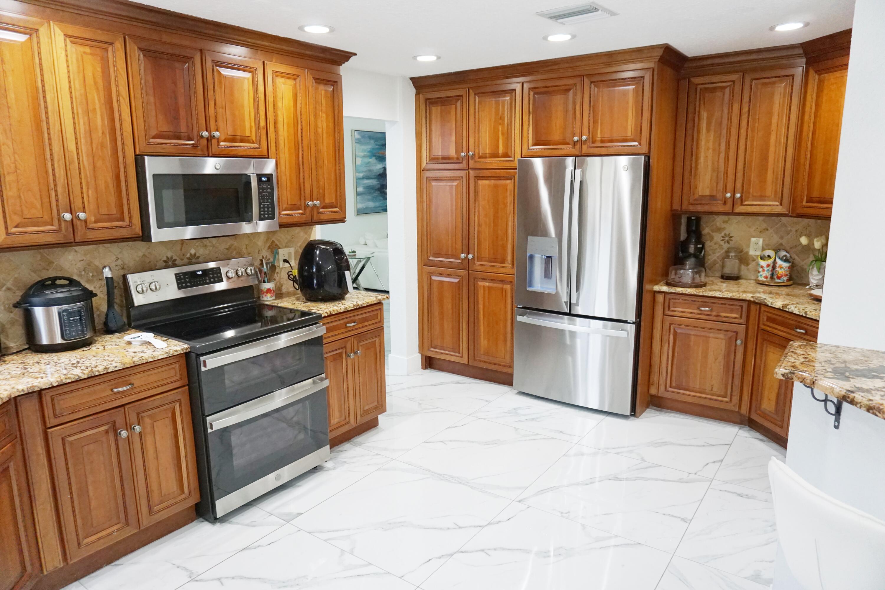 HOLLYWOOD LAKES COUNTRY CLUB - Residential