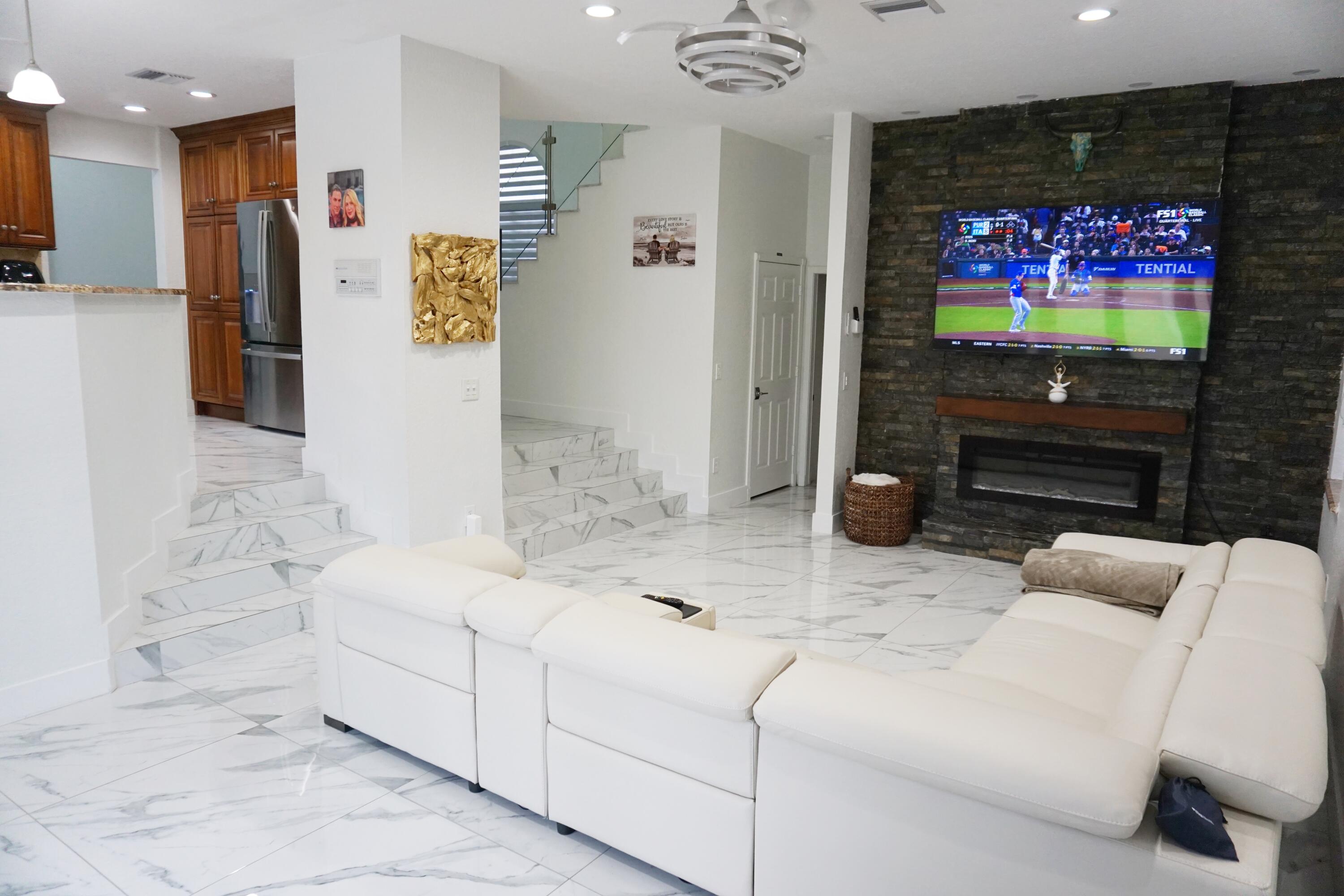 HOLLYWOOD LAKES COUNTRY CLUB - Residential