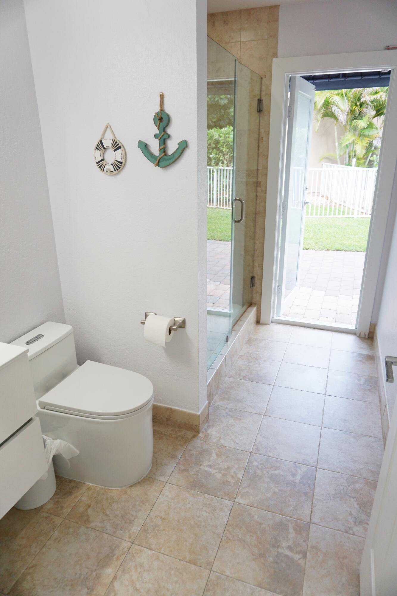 HOLLYWOOD LAKES COUNTRY CLUB - Residential