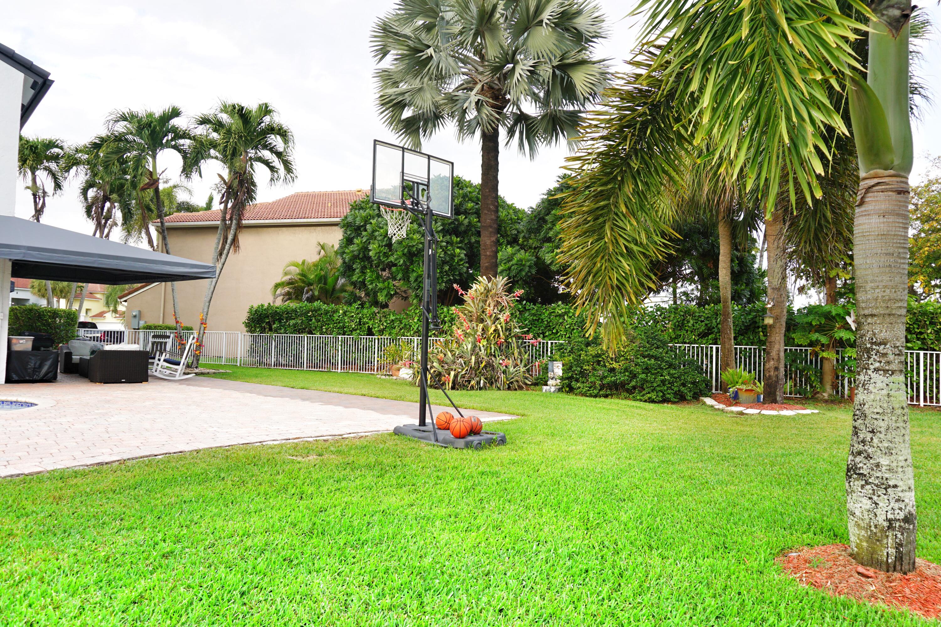 HOLLYWOOD LAKES COUNTRY CLUB - Residential