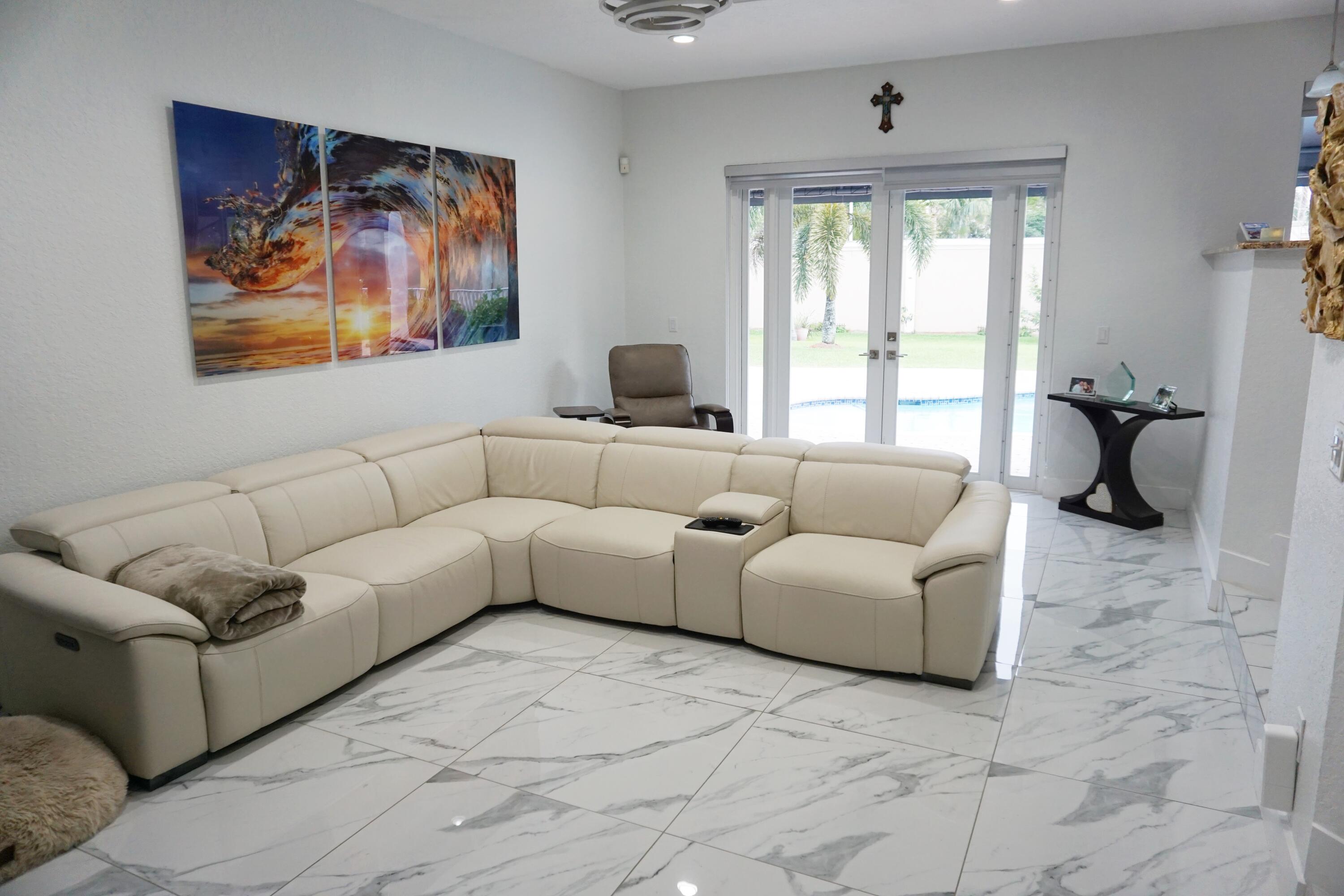 HOLLYWOOD LAKES COUNTRY CLUB - Residential