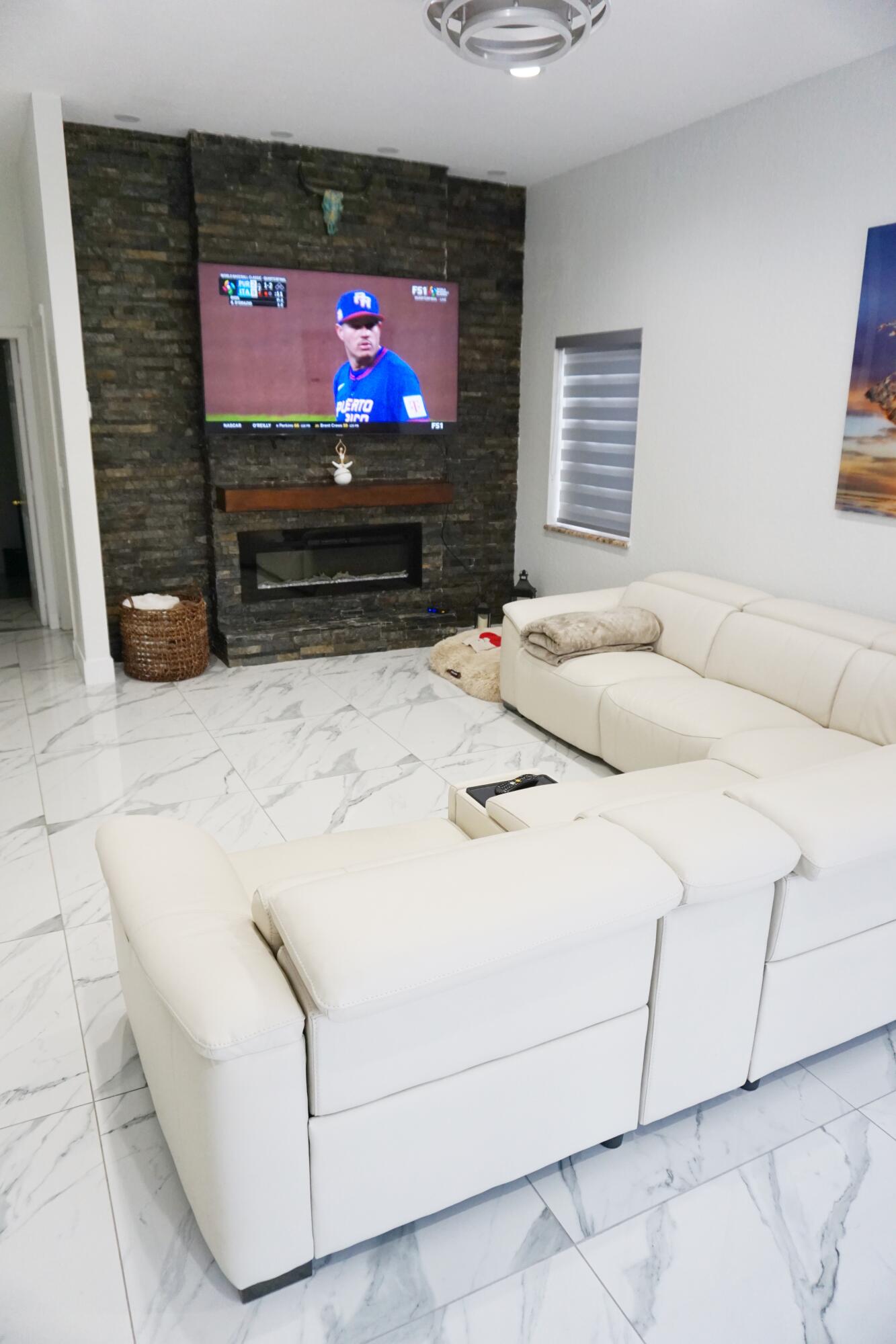 HOLLYWOOD LAKES COUNTRY CLUB - Residential