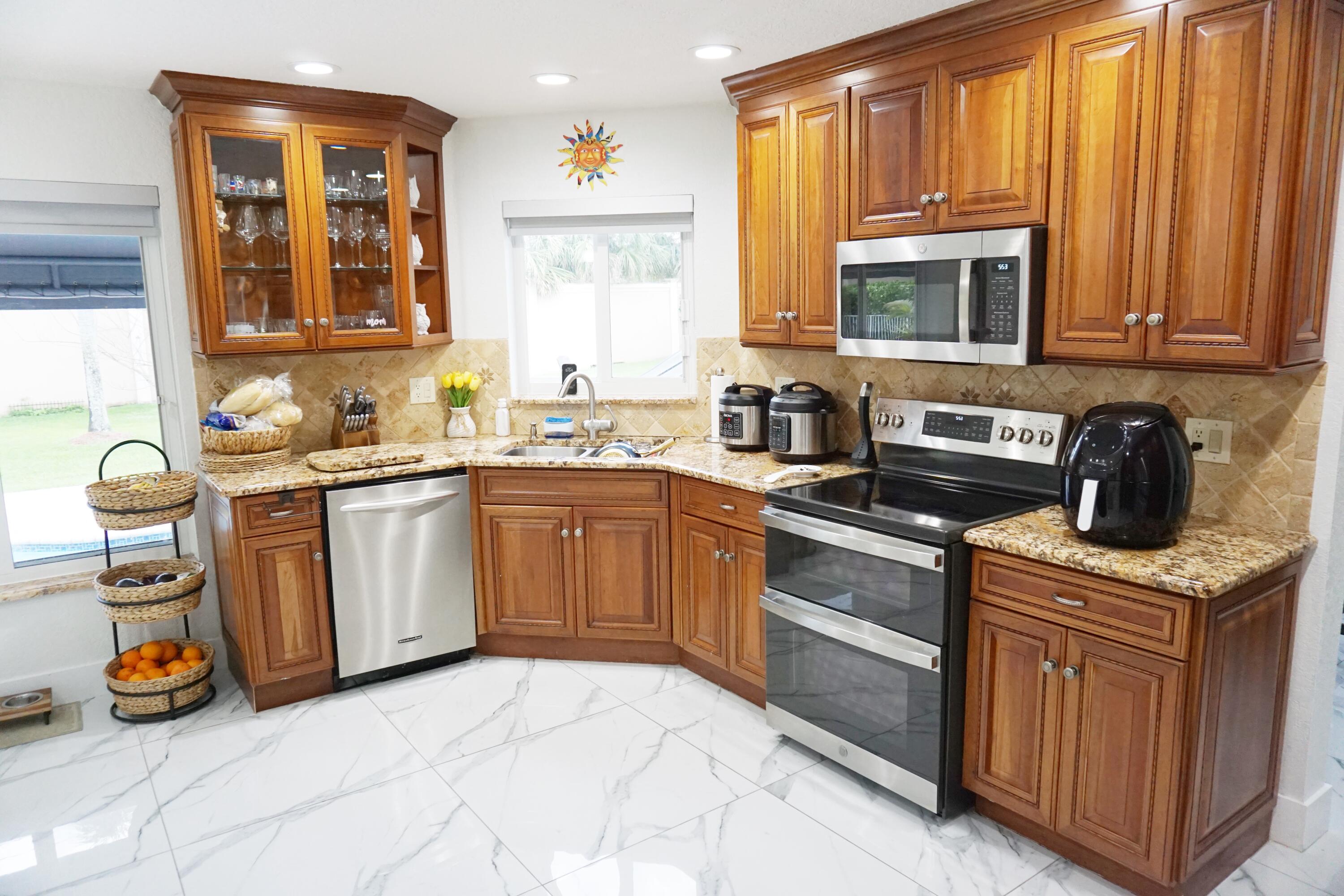 HOLLYWOOD LAKES COUNTRY CLUB - Residential