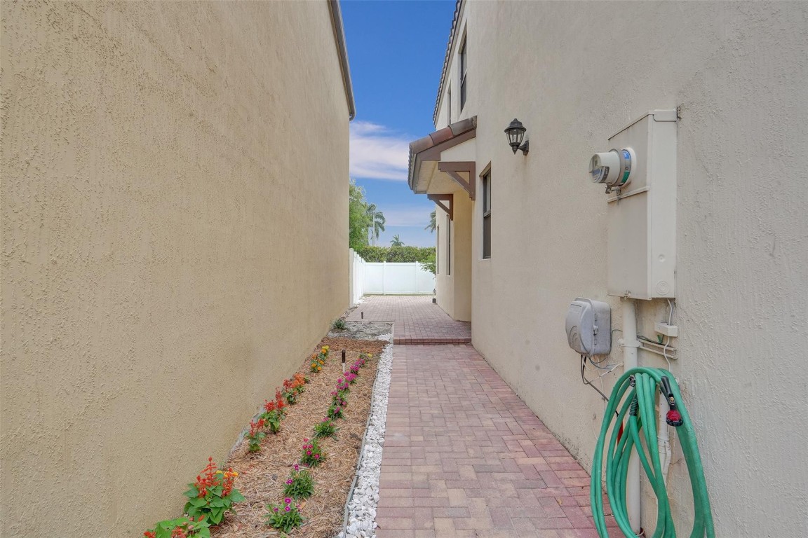 4875 NW 55th Place, Tamarac, FL, 33319/$555,000 4 4875 NW 55th Place