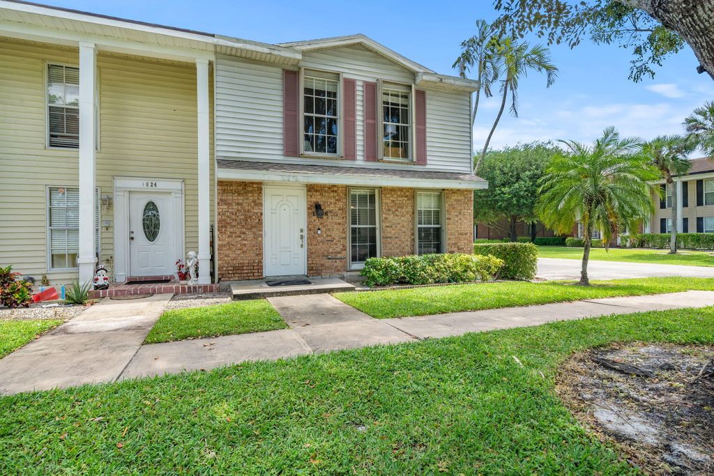 Photo of 1626 Brier Patch Trail, Wellington, FL 33414 (MLS # B26017637)