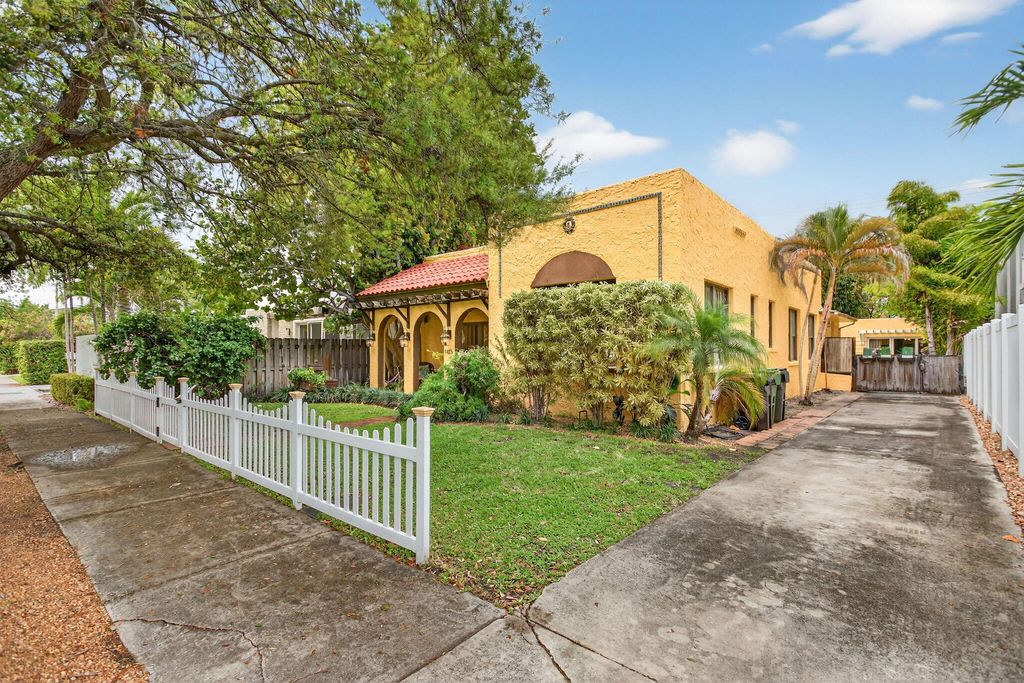 Photo of 1415 NE 4th Place, Fort Lauderdale, FL 33301 (MLS # B26005053)