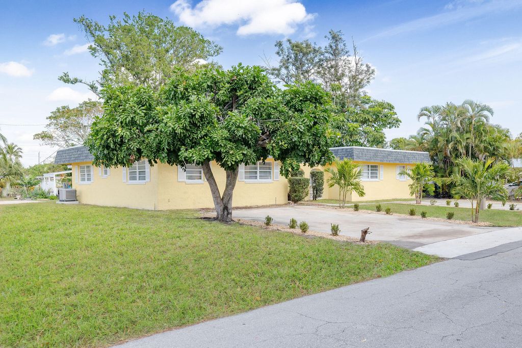 Photo of 3025 SE Bonita Street, Stuart, FL 34997 (MLS # R10961489)