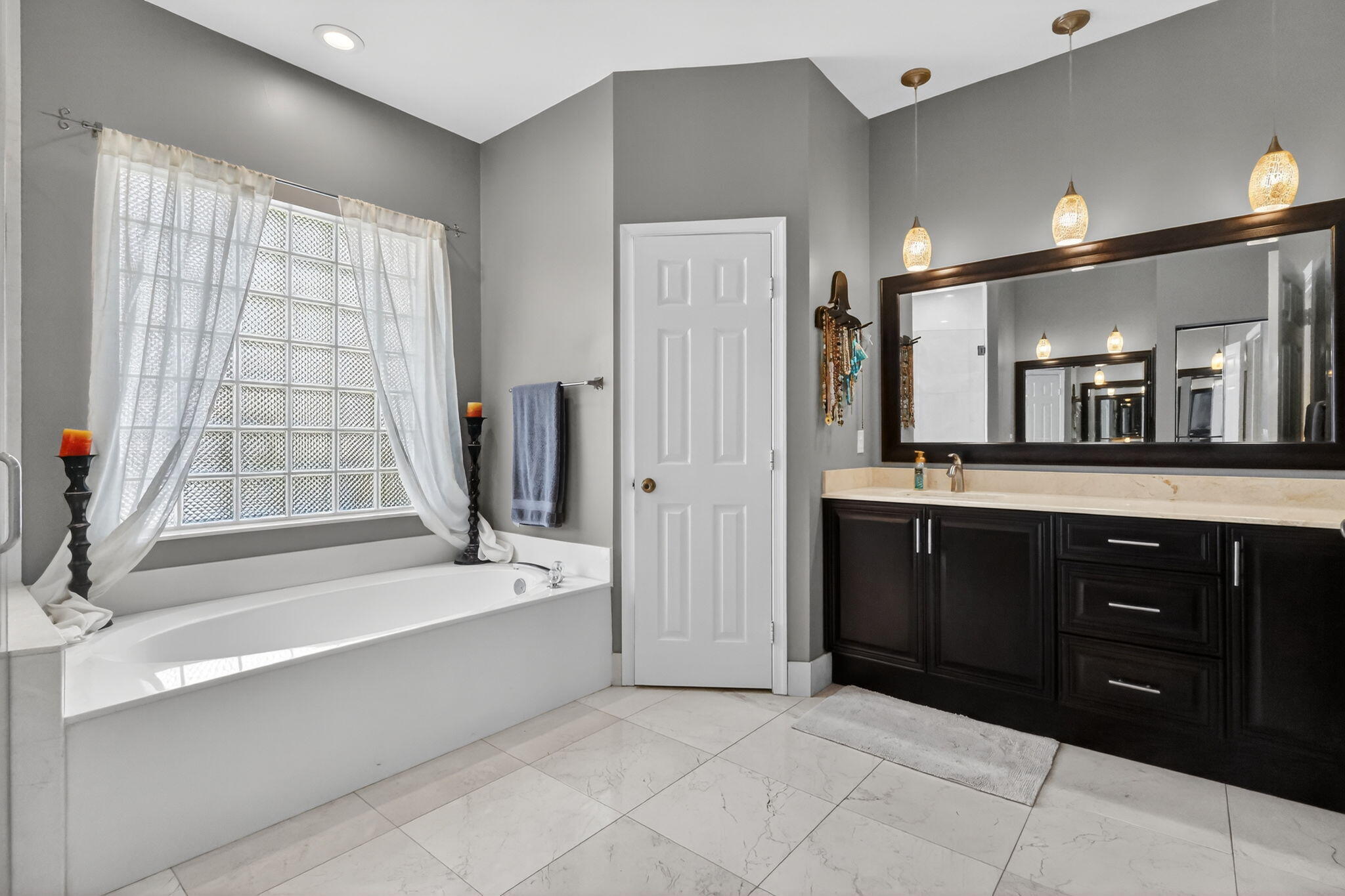 CYPRESS LAKE - Residential