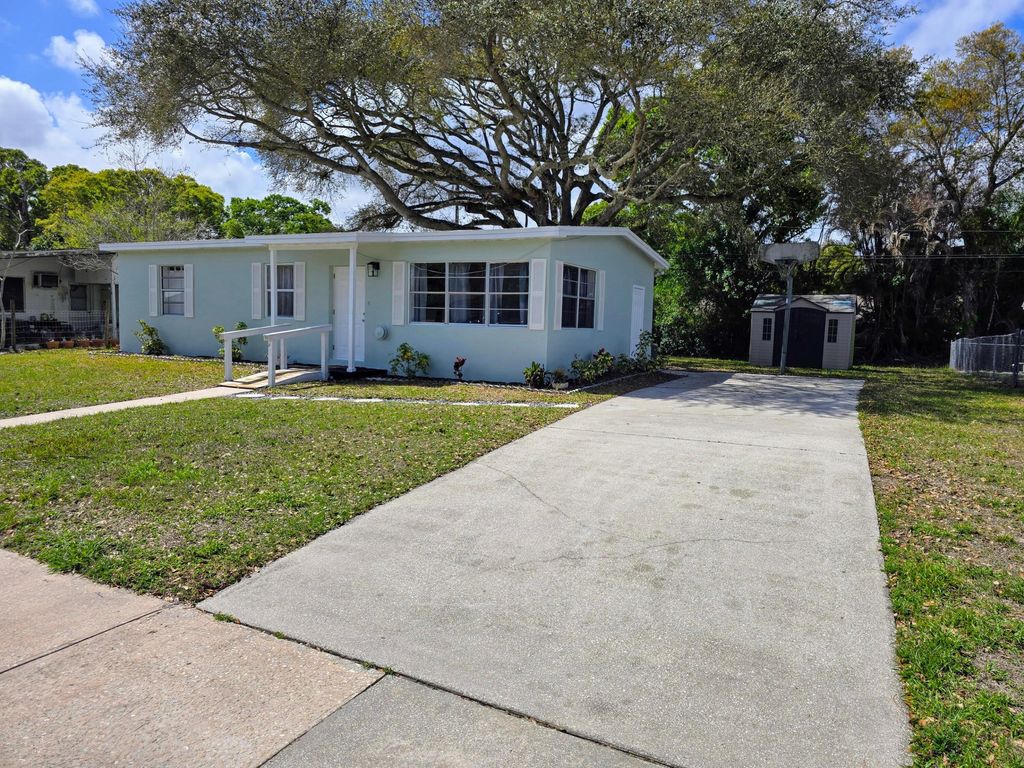 Photo of 1715 31st Avenue, Vero Beach, FL 32960 (MLS # R11169684)