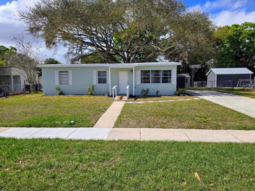 Photo of 1715 31st Avenue, Vero Beach, FL 32960 (MLS # R11169684)