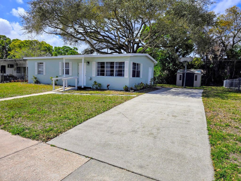 Photo of 1715 31st Avenue, Vero Beach, FL 32960 (MLS # R11169684)
