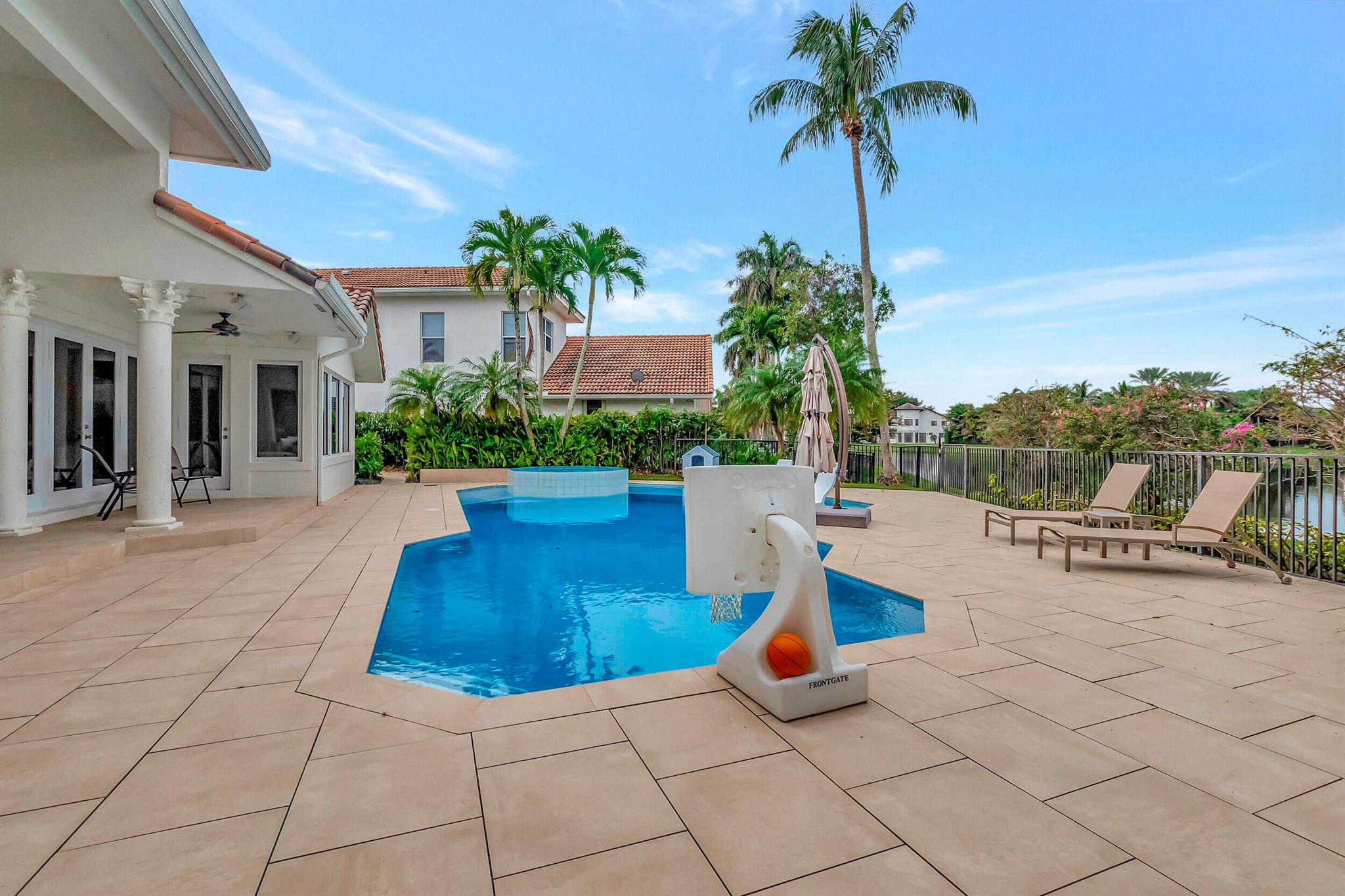 HAMPTONS AT WOODFIELD COU - Residential