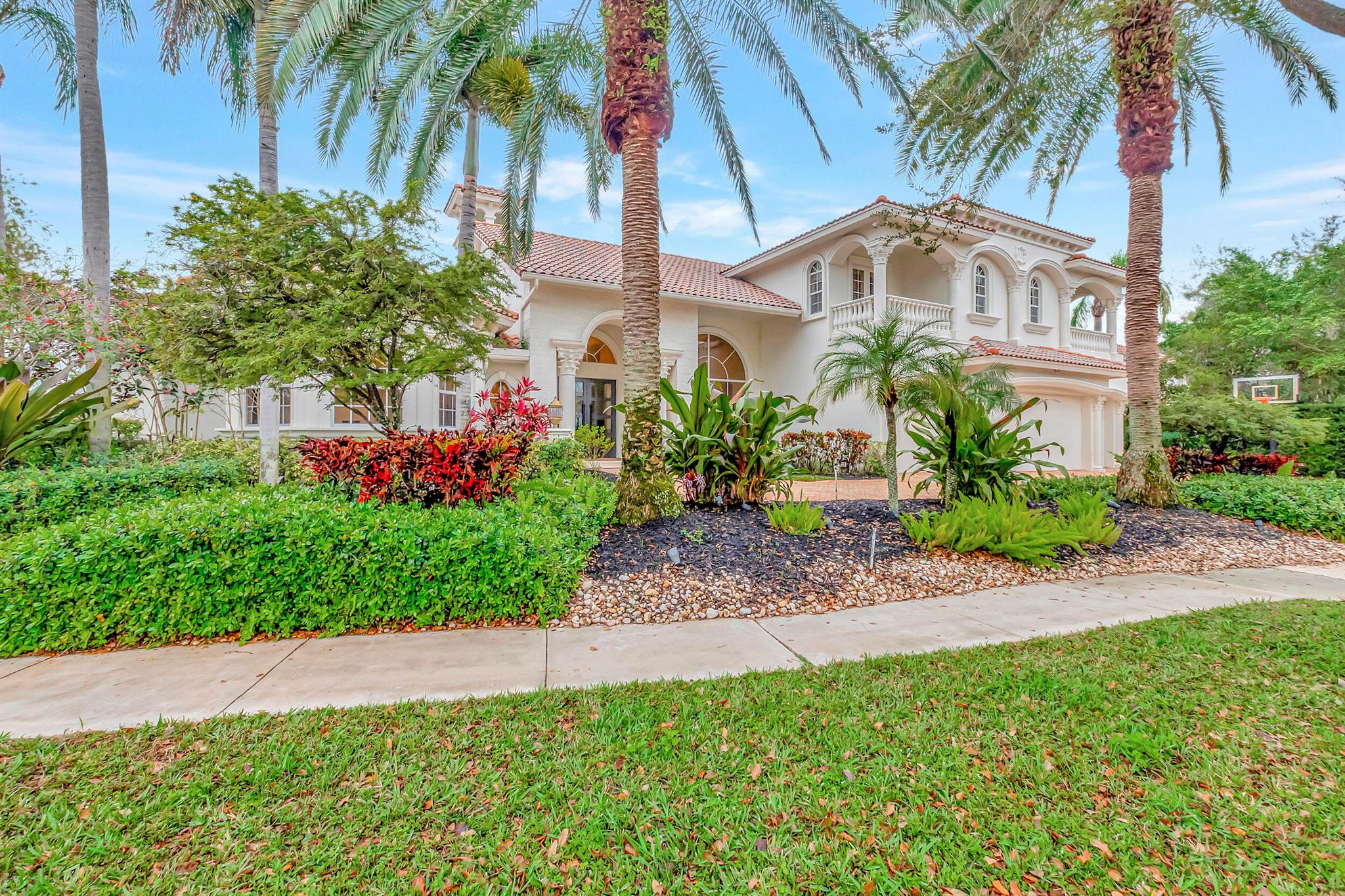 HAMPTONS AT WOODFIELD COU - Residential