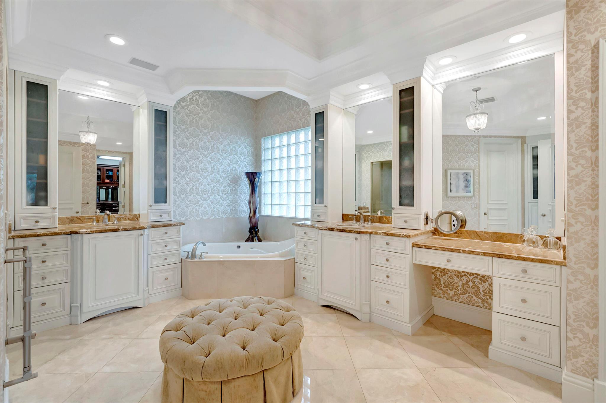 HAMPTONS AT WOODFIELD COU - Residential