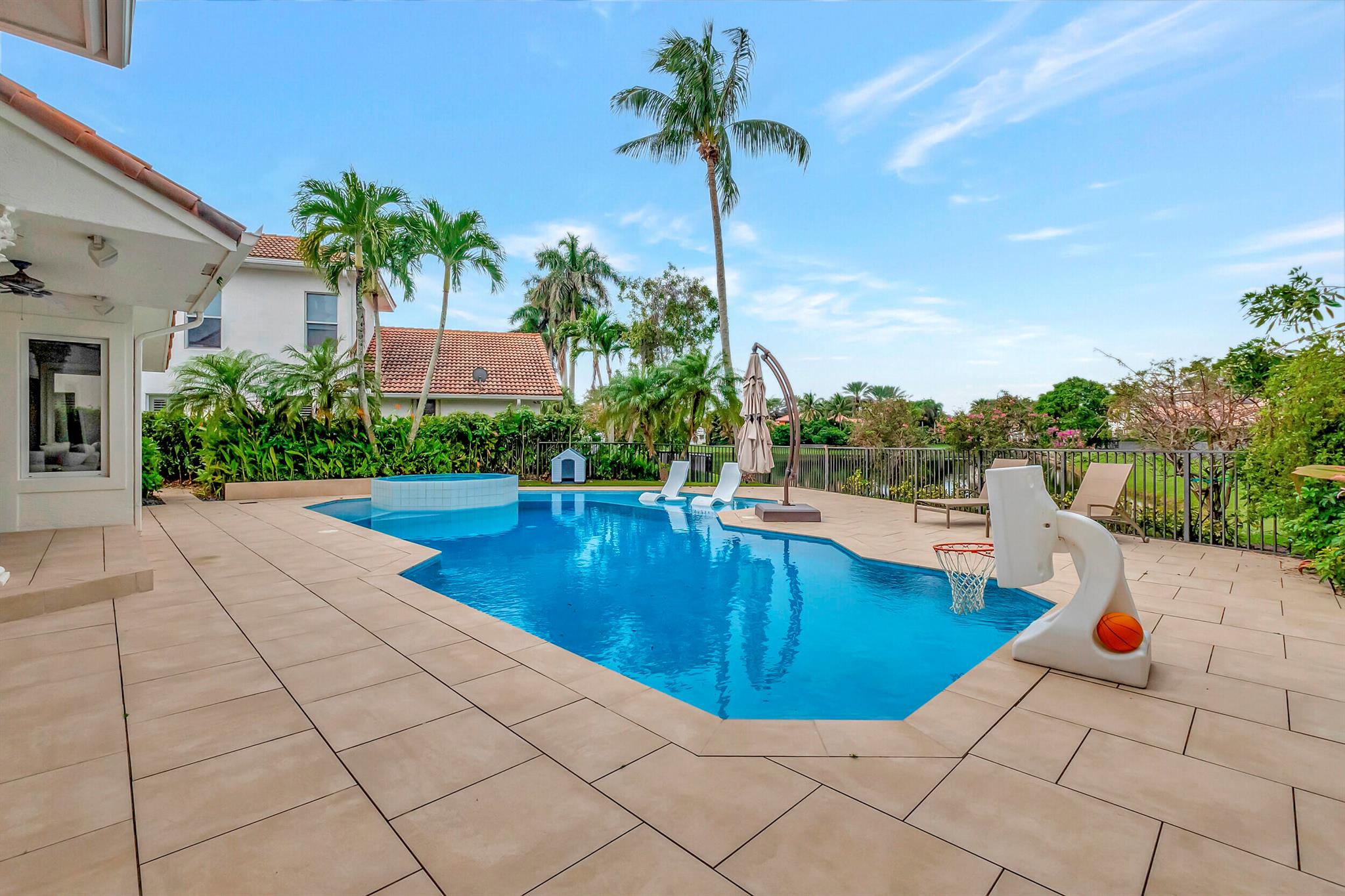 HAMPTONS AT WOODFIELD COU - Residential