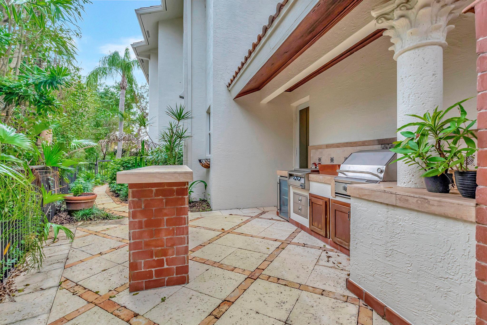 HAMPTONS AT WOODFIELD COU - Residential