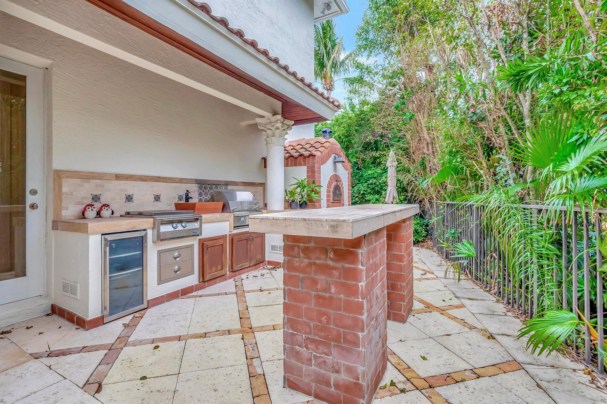 HAMPTONS AT WOODFIELD COU - Residential