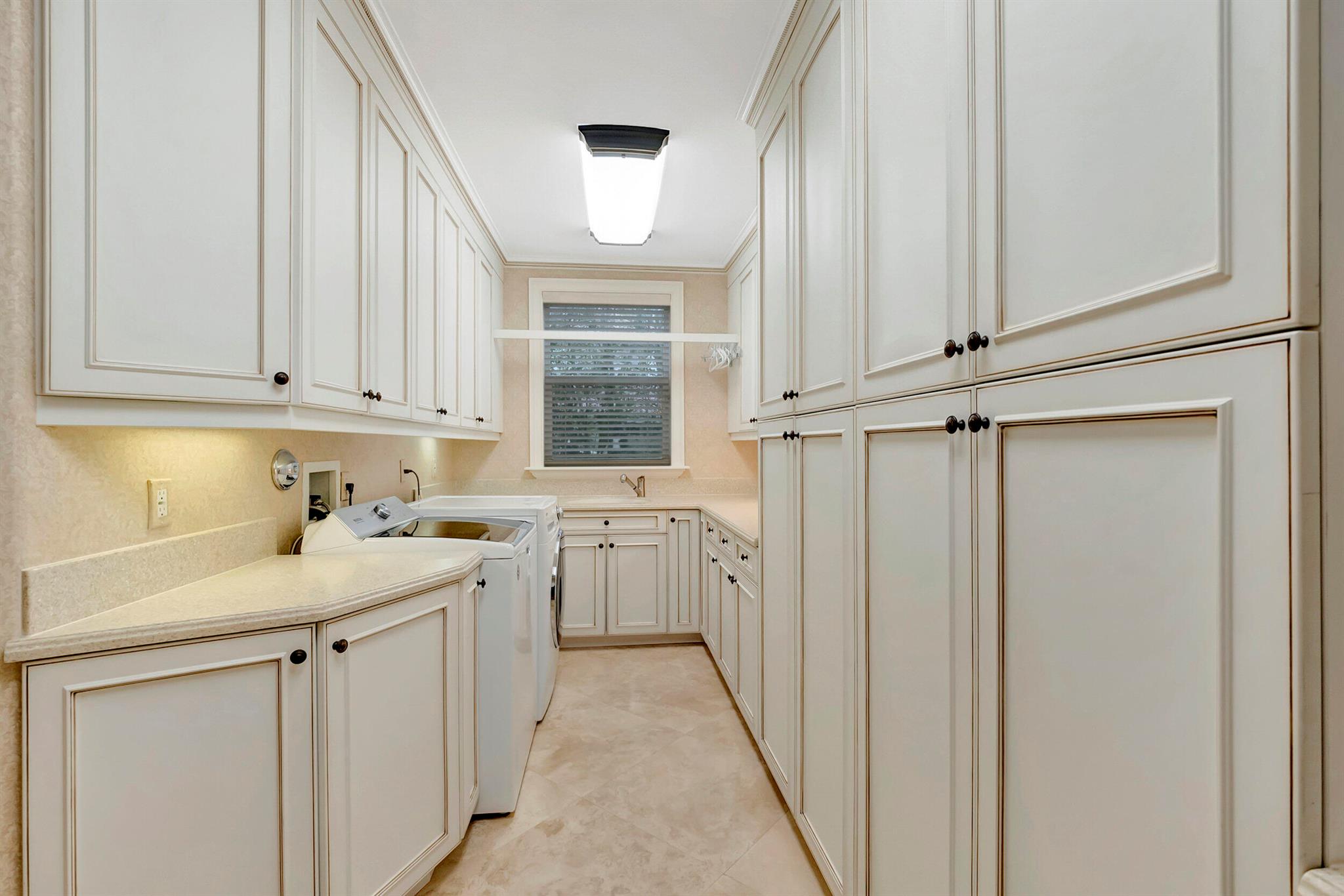 HAMPTONS AT WOODFIELD COU - Residential