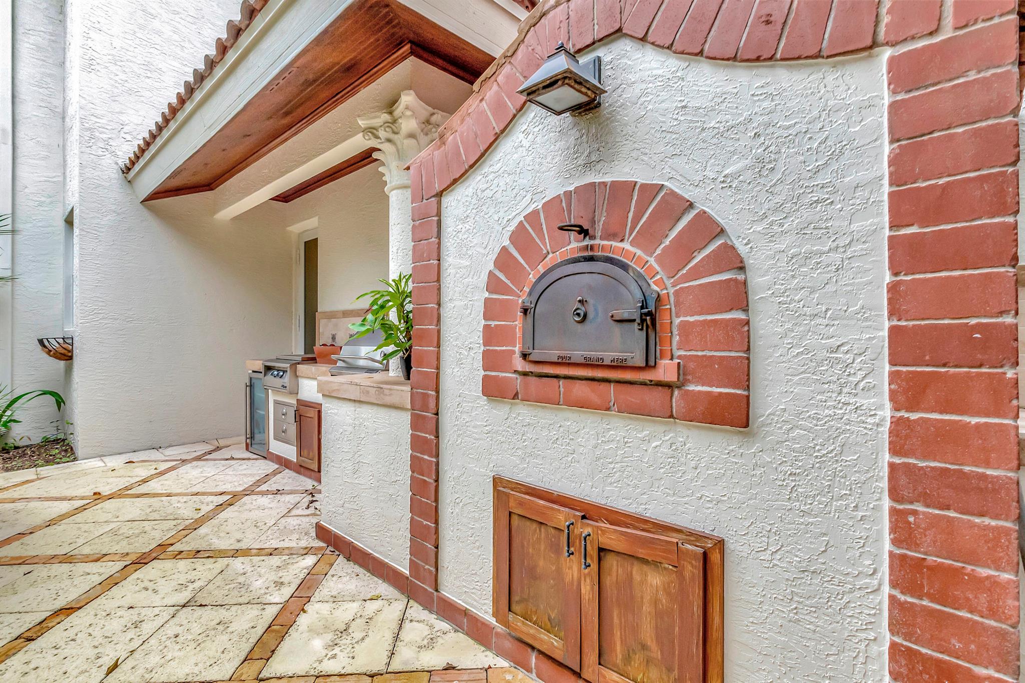 HAMPTONS AT WOODFIELD COU - Residential