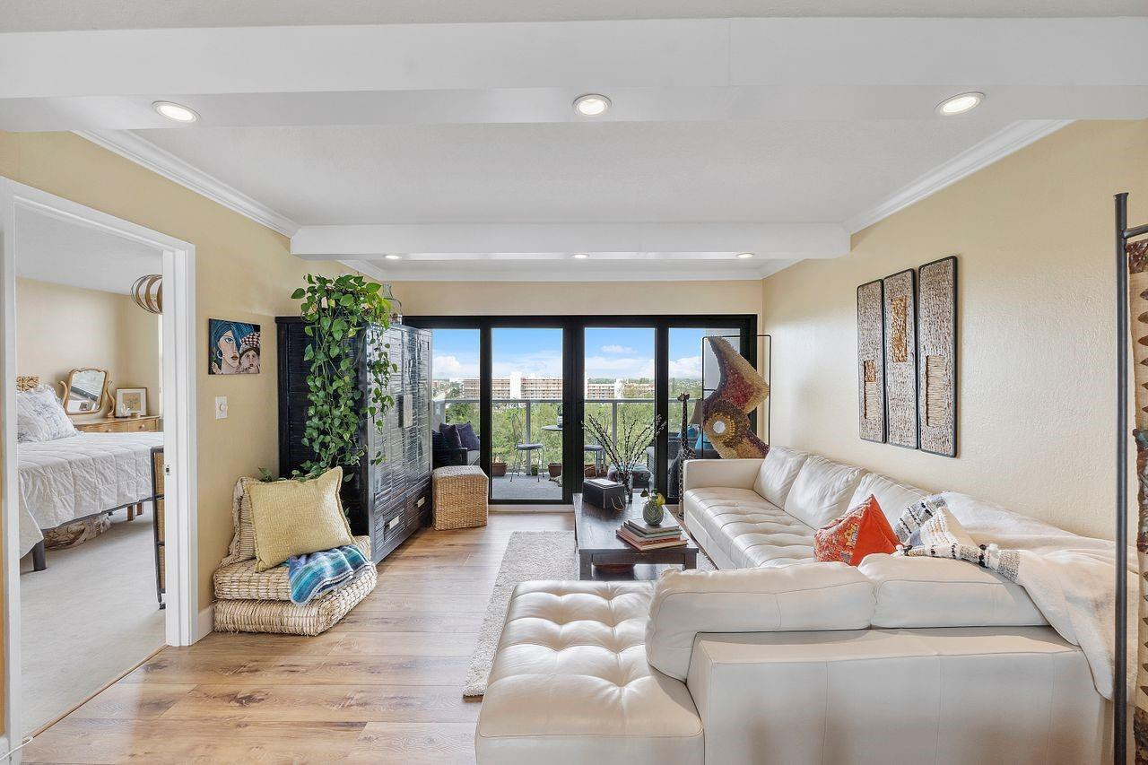1401 N Riverside Drive 1102