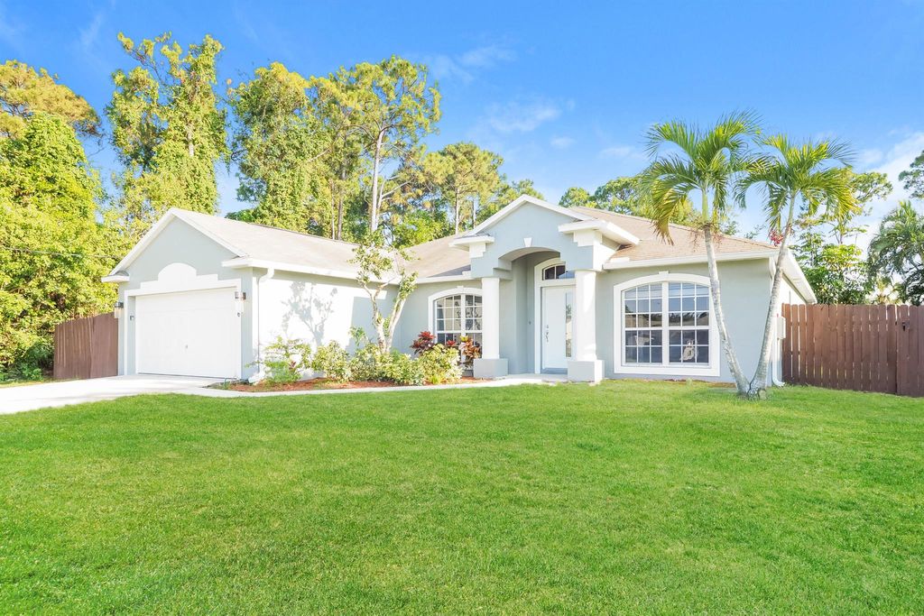 Photo of 826 SE Sweetbay Avenue, Port Saint Lucie, FL 34983 (MLS # R11006815)