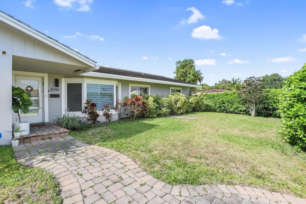 Photo of 1098 SW 11th Street, Boca Raton, FL 33486 (MLS # R11080193)