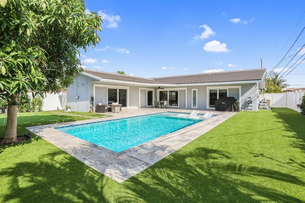 Photo of 1098 SW 11th Street, Boca Raton, FL 33486 (MLS # R11080193)