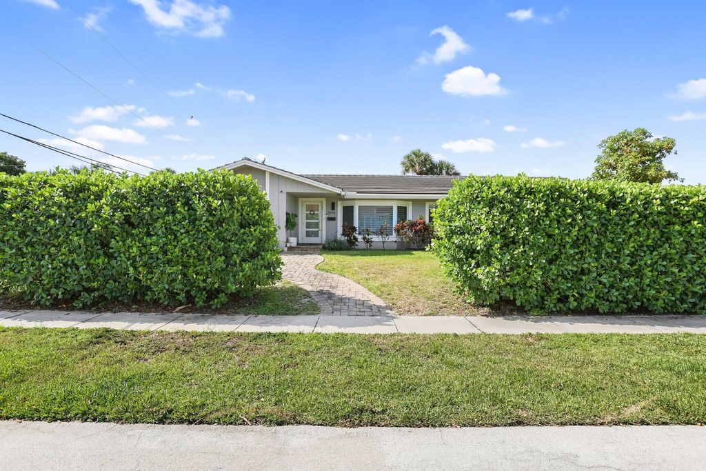 Photo of 1098 SW 11th Street, Boca Raton, FL 33486 (MLS # R11080193)