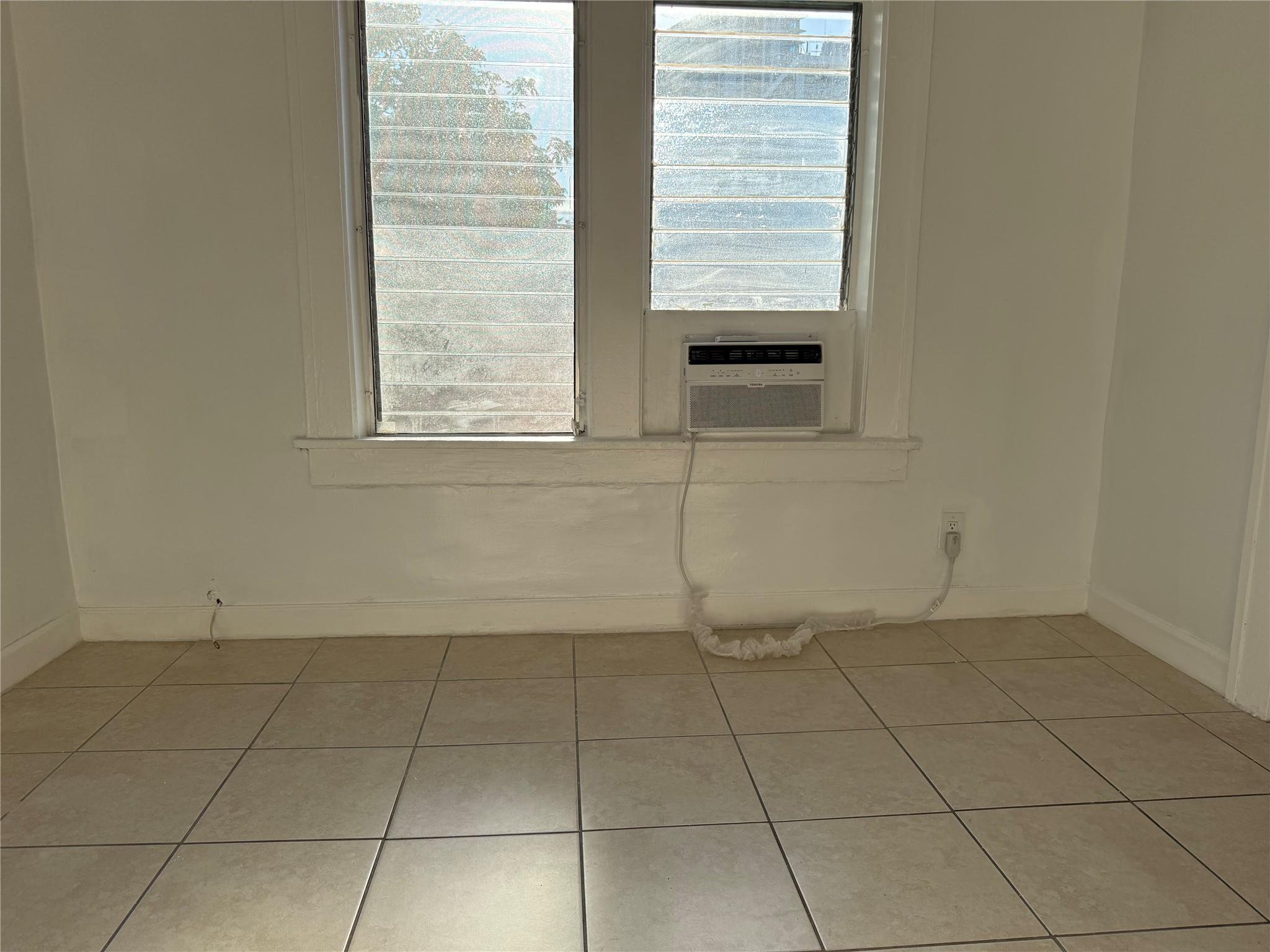*PHOTOS COMING SOON
Come check out the cozy, one bedroom, one bathroom apartment just a few min walk from Downtown Hollywood. The living room serves a lot of natural light with the big windows and brightly shines down on the well maintained light tile flooring. The bedroom bring in a ton of natural light as well along with a renovated bathroom while maintaining light tile flooring throughout. The kitchen is quaint and sufficient for cooking all your favorites. Come check this apartment out, it won't last! First month and $995 Security Deposit