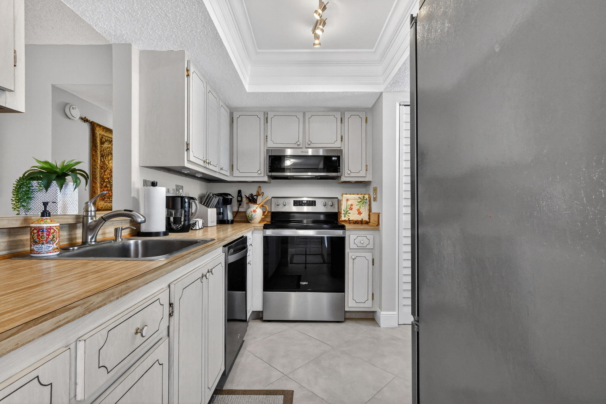 VILLAGES OF ORIOLE ABBEY CONDO - Residential