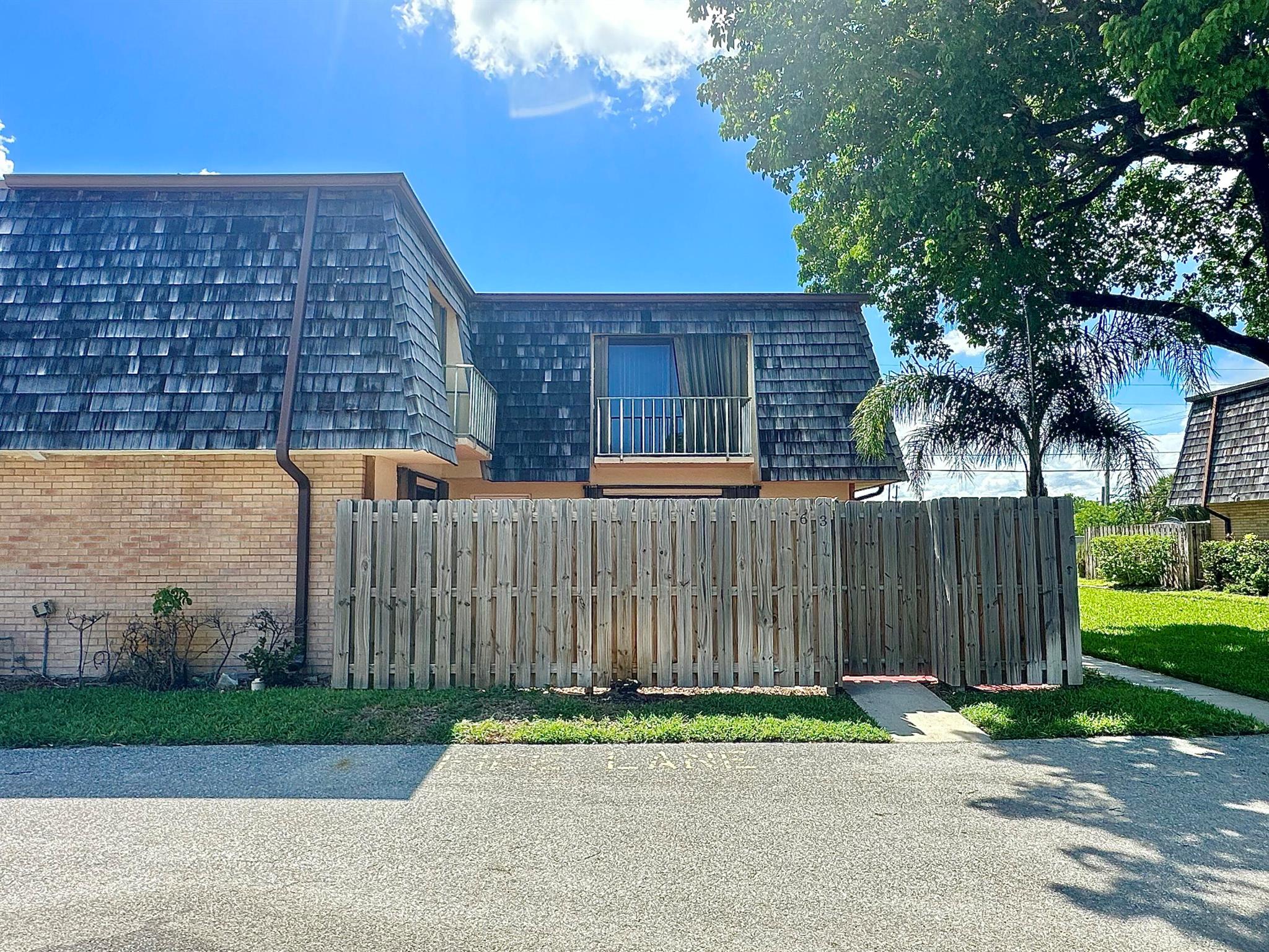2/2 Townhome ready for immediate move in! This spacious townhome is equipped with stainless steel appliances, and full-size washer and dryer. Conveniently located by PBI, shopping centers, and I-95. Quick HOA approval making it easy to move in.