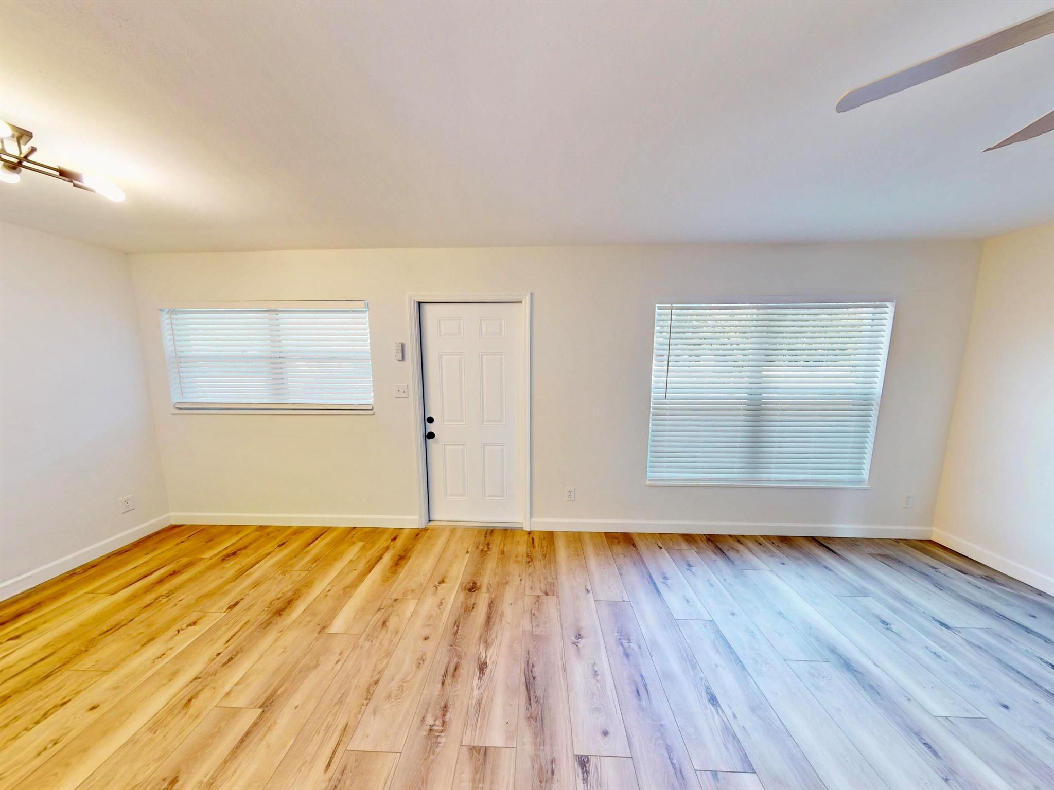 WHISPERING PALMS UNIT 4 - Residential