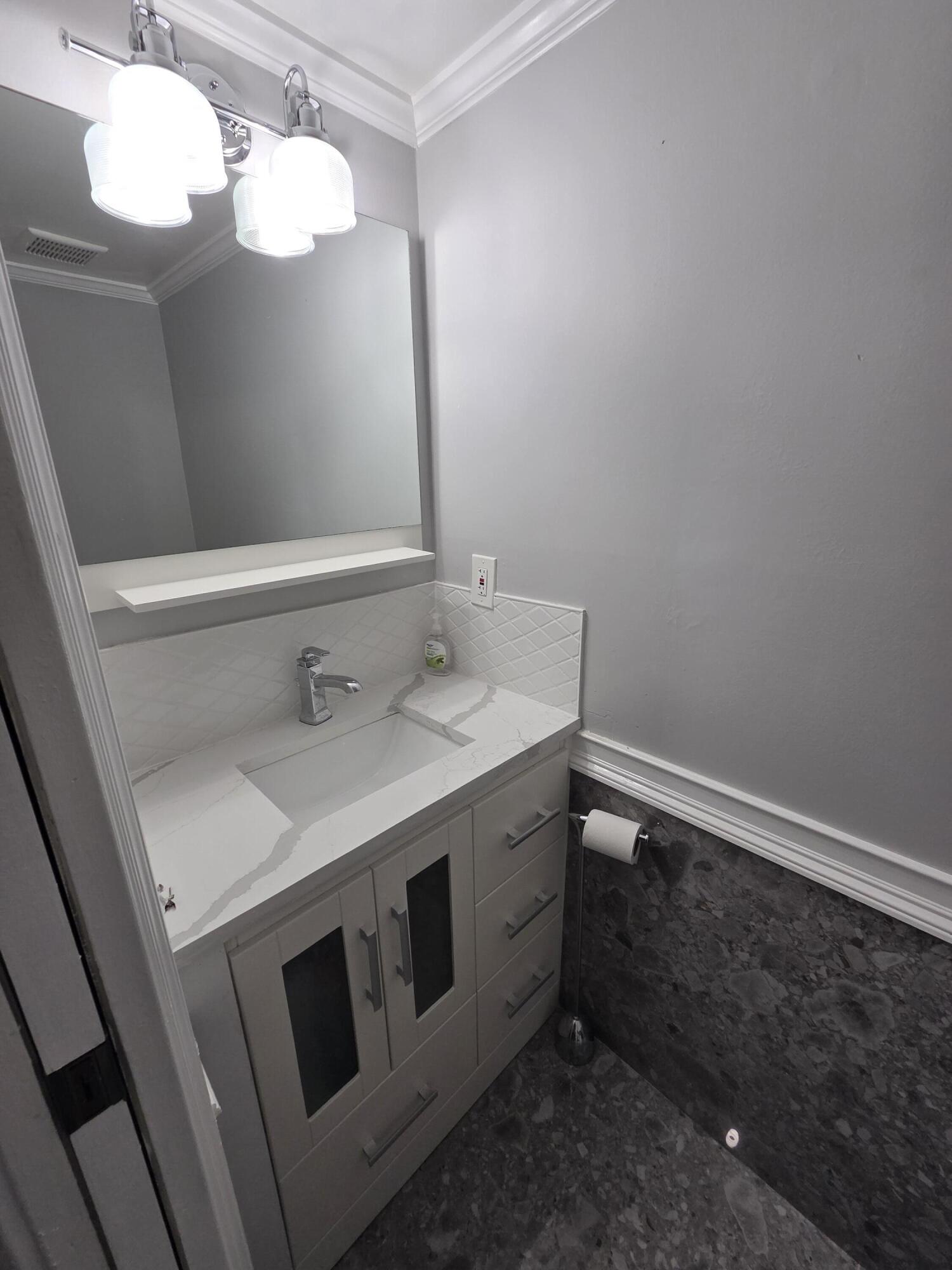 UNIVERSITY CLUB CONDO - Residential Lease