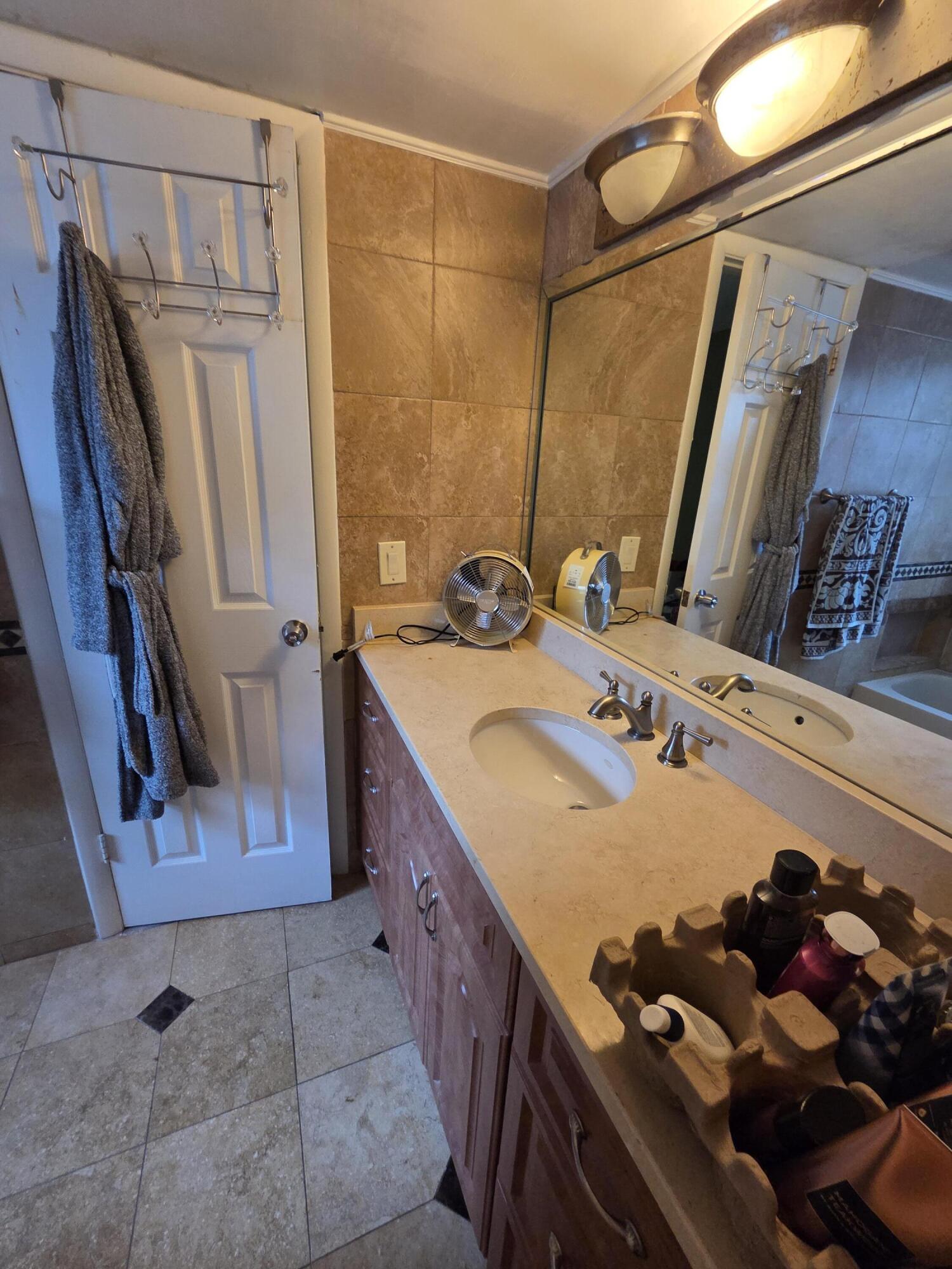 UNIVERSITY CLUB CONDO - Residential Lease