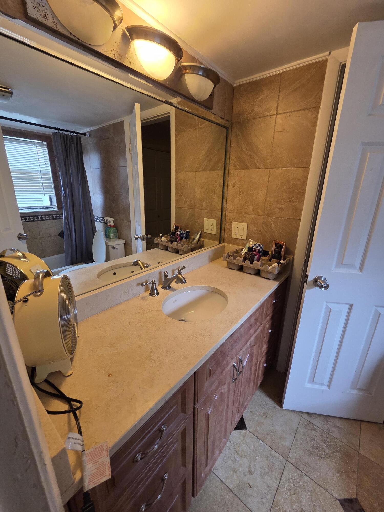 UNIVERSITY CLUB CONDO - Residential Lease