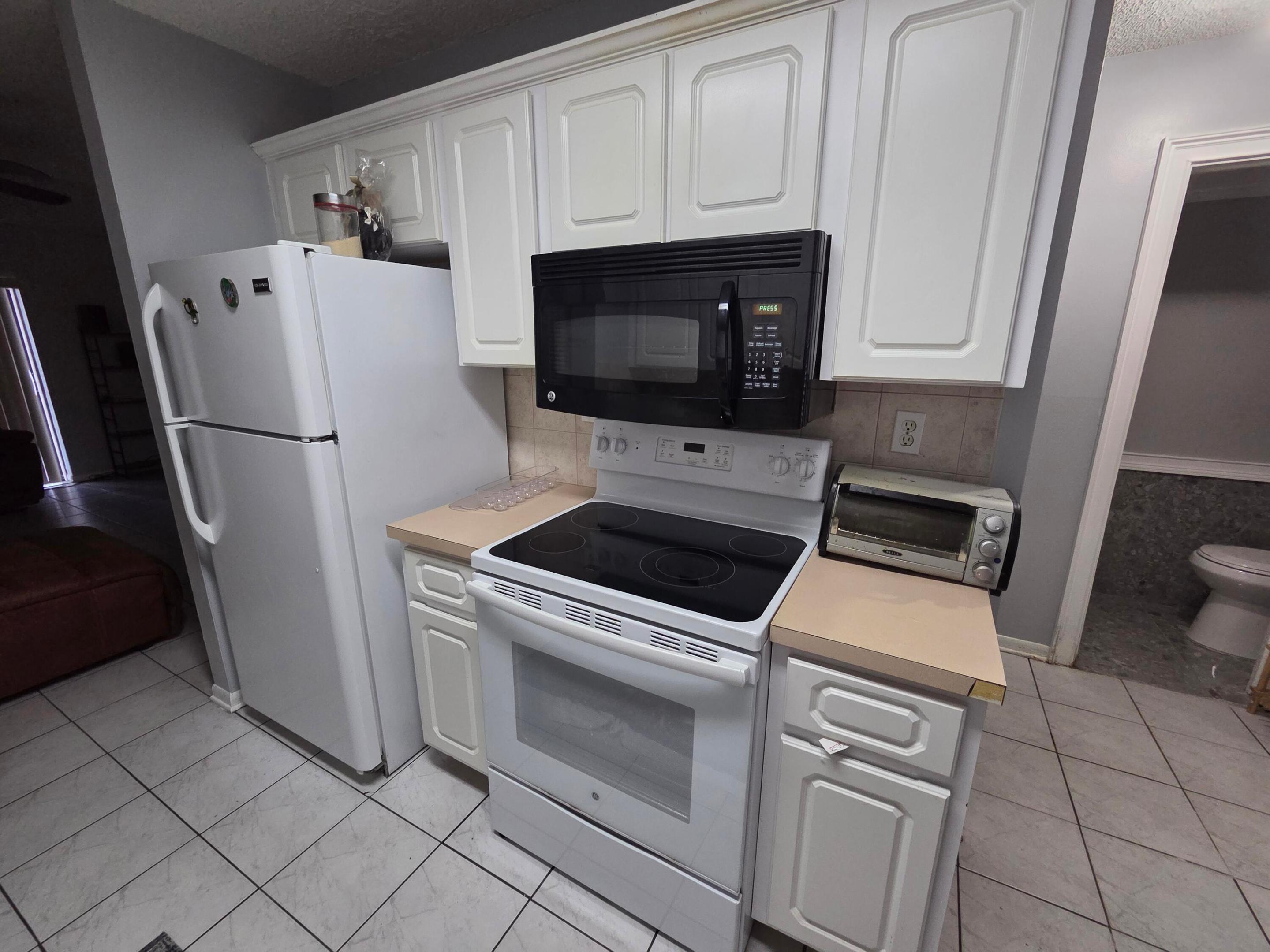 UNIVERSITY CLUB CONDO - Residential Lease