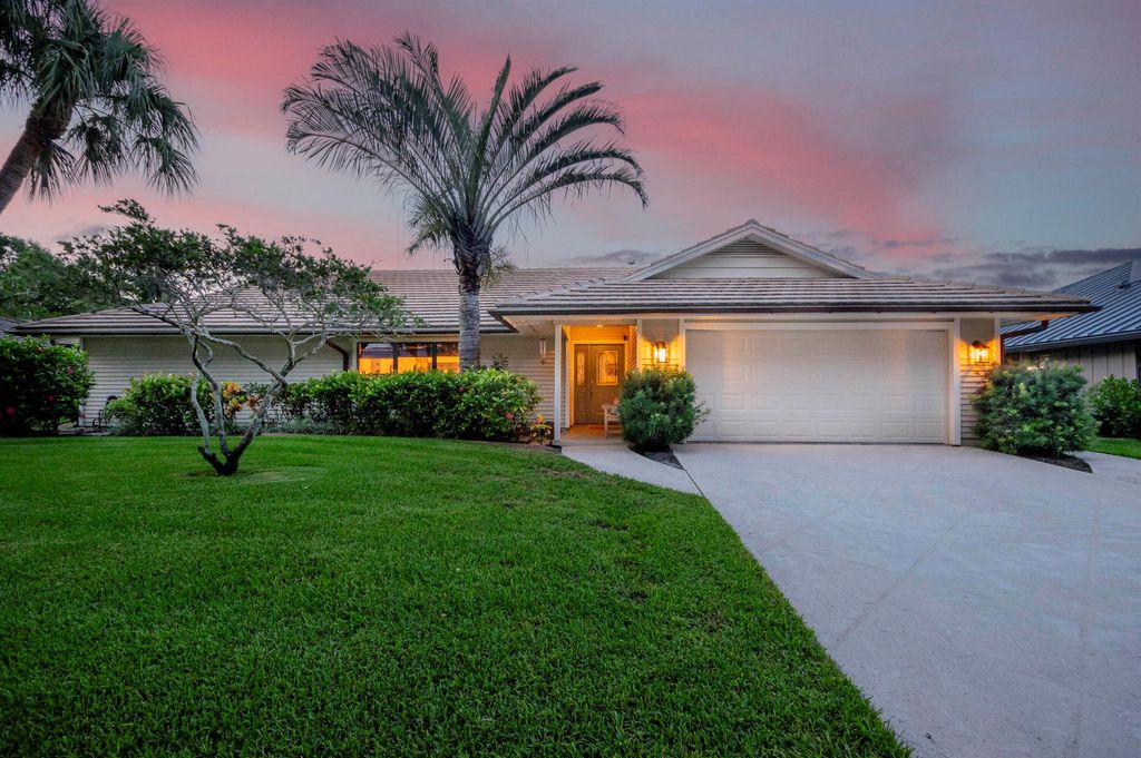 Photo of 18402 Lake Bend Drive, Jupiter, FL 33458 (MLS # R11095395)