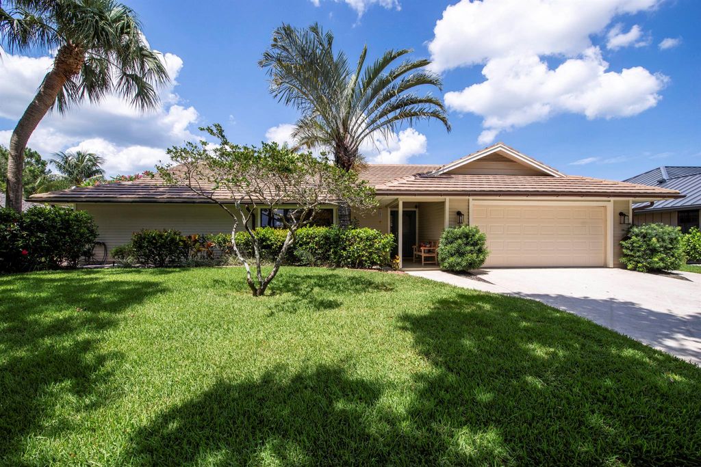Photo of 18402 Lake Bend Drive, Jupiter, FL 33458 (MLS # R11095395)