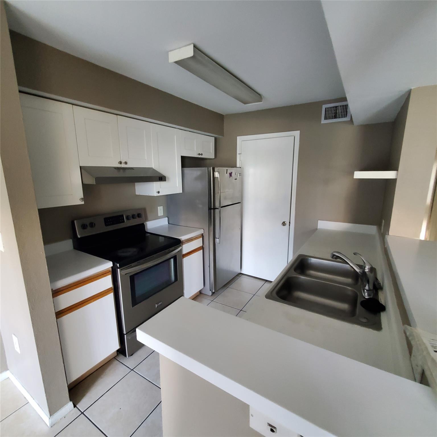 SAILBOAT POINTE - Residential Lease