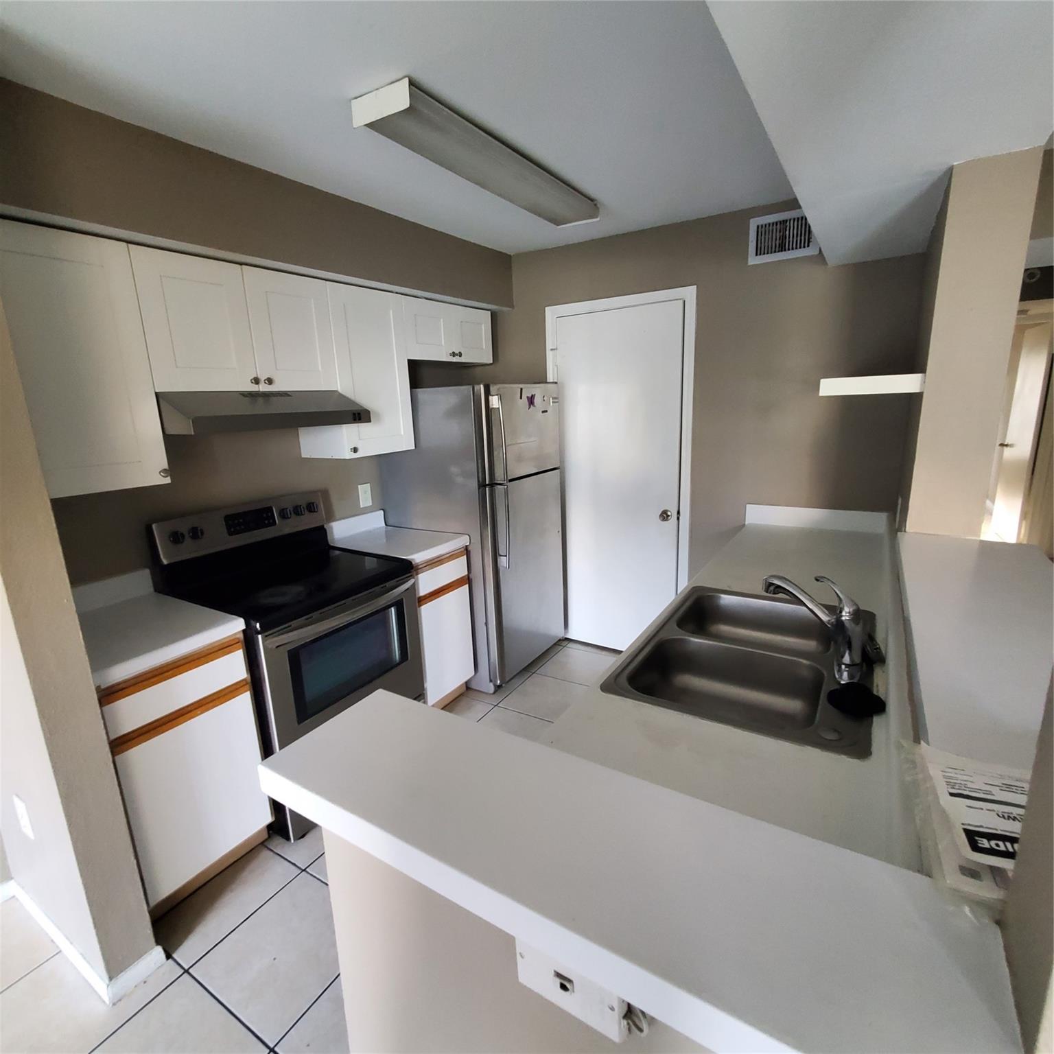 SAILBOAT POINTE - Residential Lease