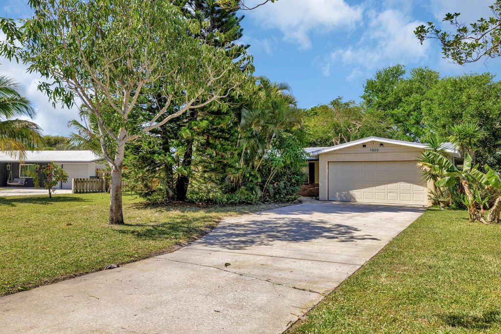 Photo of 1030 SE Dolphin Drive, Stuart, FL 34996 (MLS # R11071395)