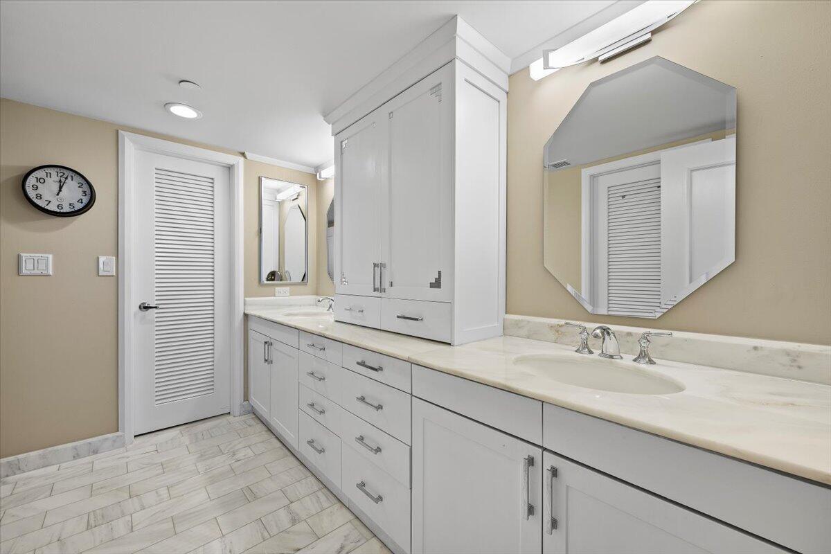 OLD PORT COVE LAKE POINT - Residential