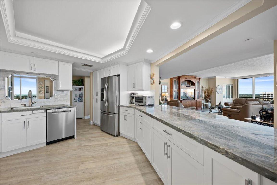 OLD PORT COVE LAKE POINT TOWER CONDO - Residential