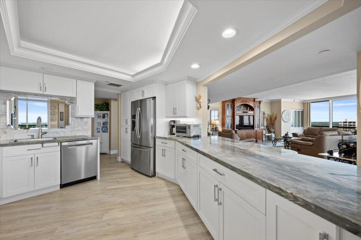 OLD PORT COVE LAKE POINT TOWER CONDO - Residential